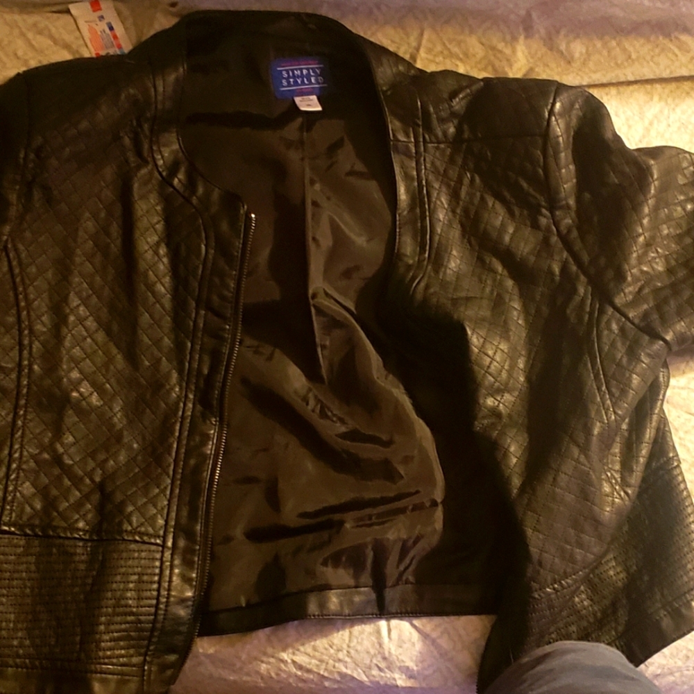 Woman's leather cropped jacket size XL black in color with quilted patterns